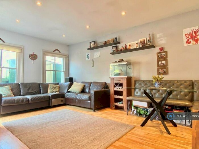 3 Bedroom Maisonette To Rent In Emmanuel Road, London, SW12
