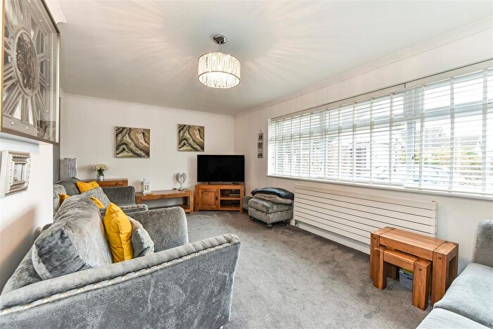 2 Bedroom Detached Bungalow For Sale In Whitebeam Close, Horndean, PO8