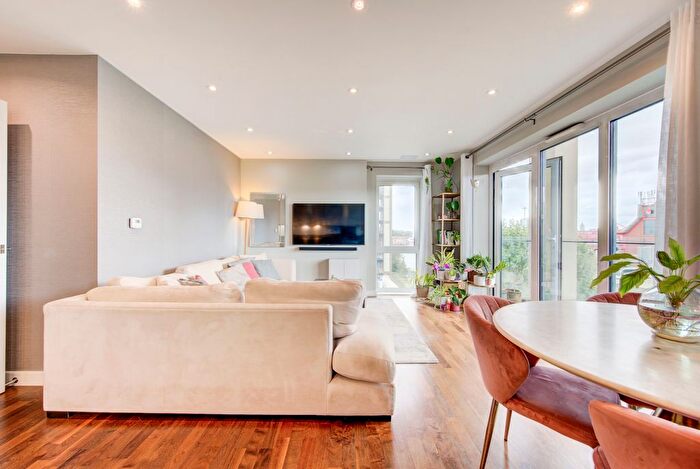 2 Bedroom Flat For Sale In Enterprise Way, London, SW18