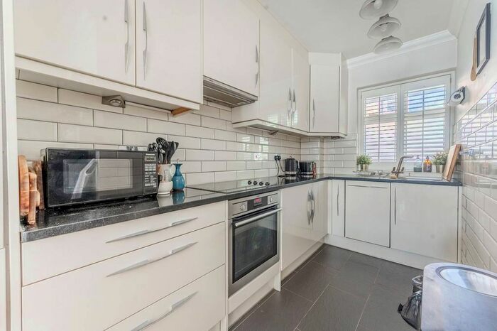 2 Bedroom Flat To Rent In Redcliffe Close, Earls Court, London, SW5