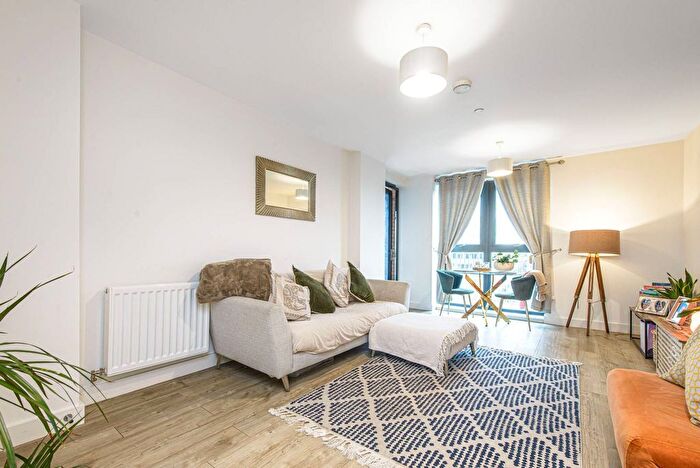 1 Bedroom Flat For Sale In Lakeside Drive, Park Royal, London, NW10