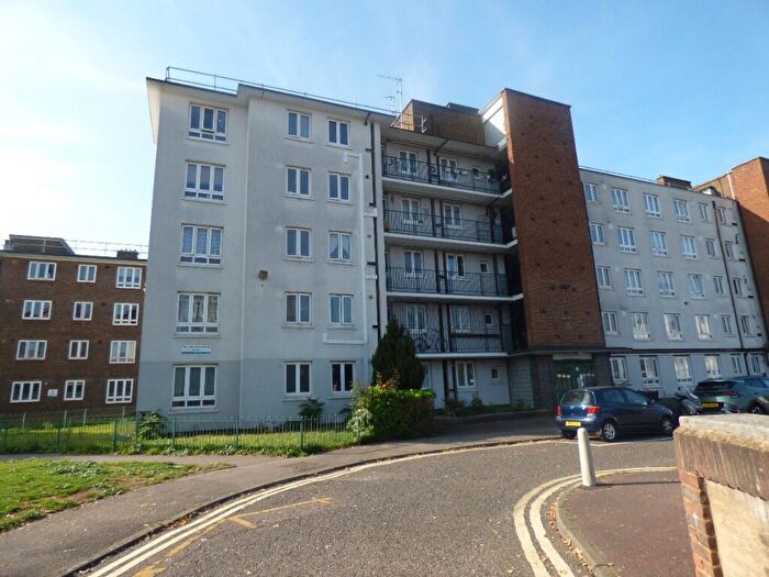 1 Bedroom Flat For Sale In Eveline Lowe Estate, London, SE16