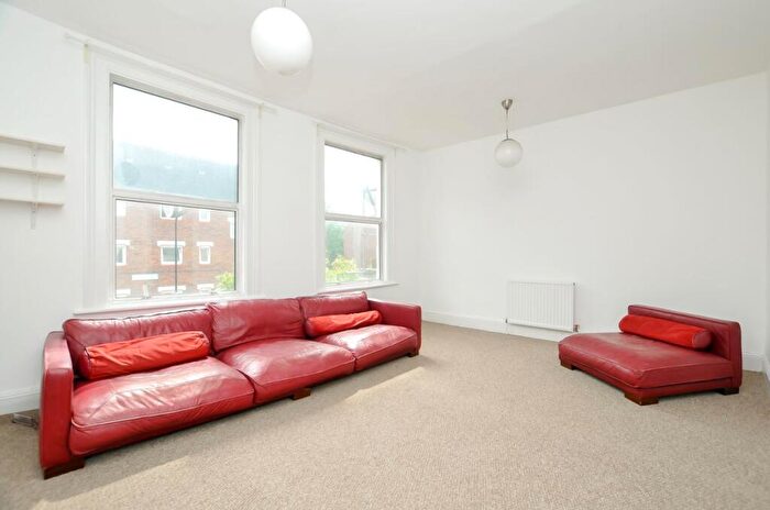 3 Bedroom Flat To Rent In Nevill Road, Stoke Newington, N16