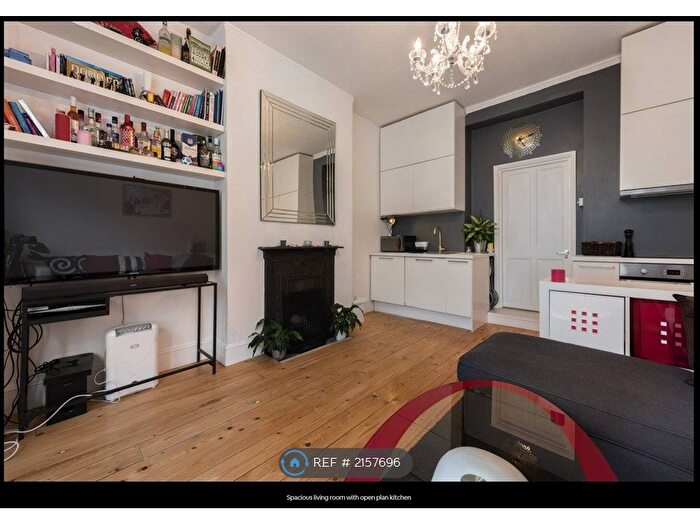 2 Bedroom Flat To Rent In Macfarlane Road, London, W12