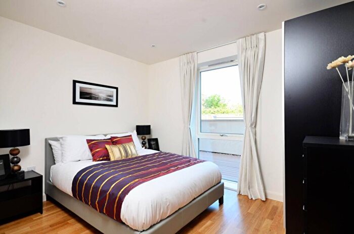 2 Bedroom Flat To Rent In Battersea Park Road, Battersea Park, London, SW11