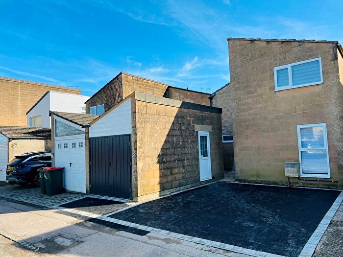 4 Bedroom Property To Rent In Linden Close, Crawley, RH10