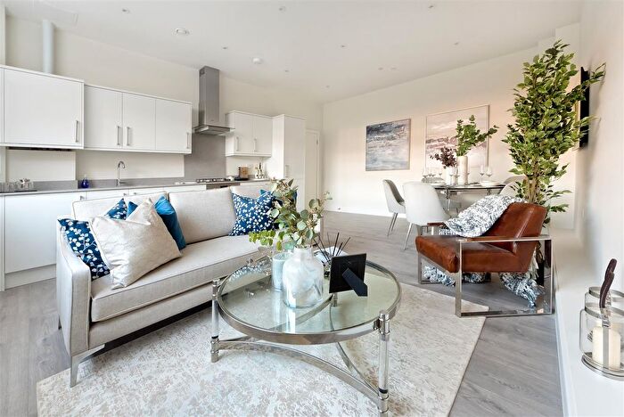 1 Bedroom Flat For Sale In Heron Drive, Langley, Slough, SL3