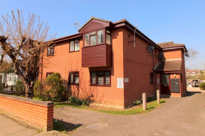 1 Bedroom Apartment To Rent In Manchester Drive, Leigh-on-Sea, Essex, SS9