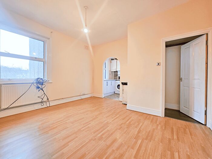 1 Bedroom Flat To Rent In Queens Road, Watford, WD17