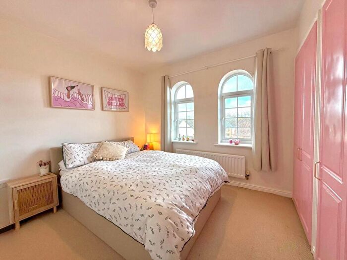 2 Bedroom Apartment For Sale In Alicia Close, Taw Hill, Swindon, SN25