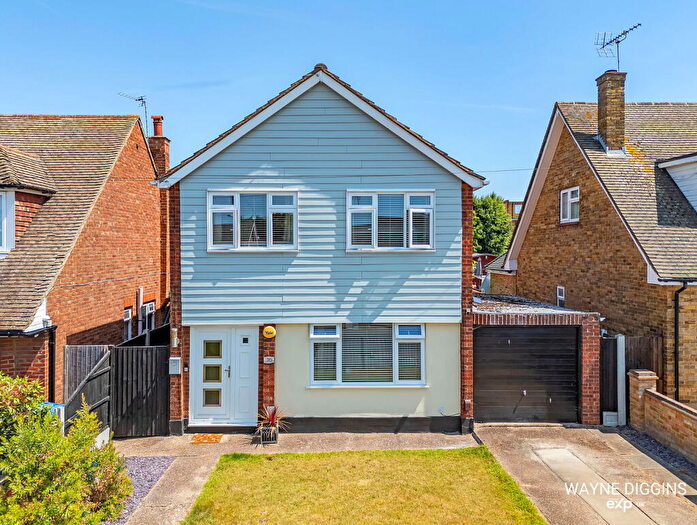 3 Bedroom Detached House For Sale In Fetherston Road, Stanford-le-hope, SS17