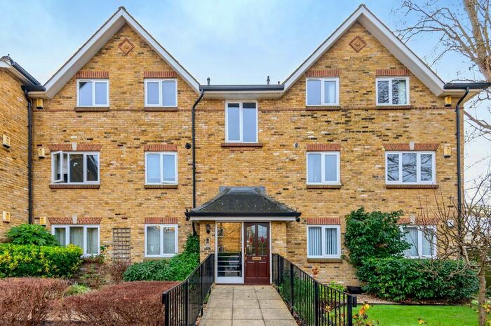 2 Bedroom Flat To Rent In Swan Walk, Shepperton TW17