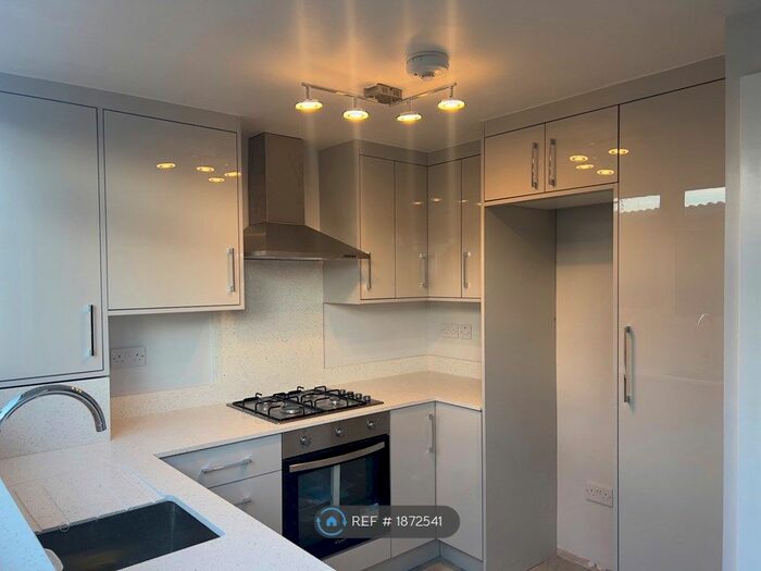 4 Bedroom End Of Terrace House To Rent In Hanbury Close, Burnham, Slough, SL1