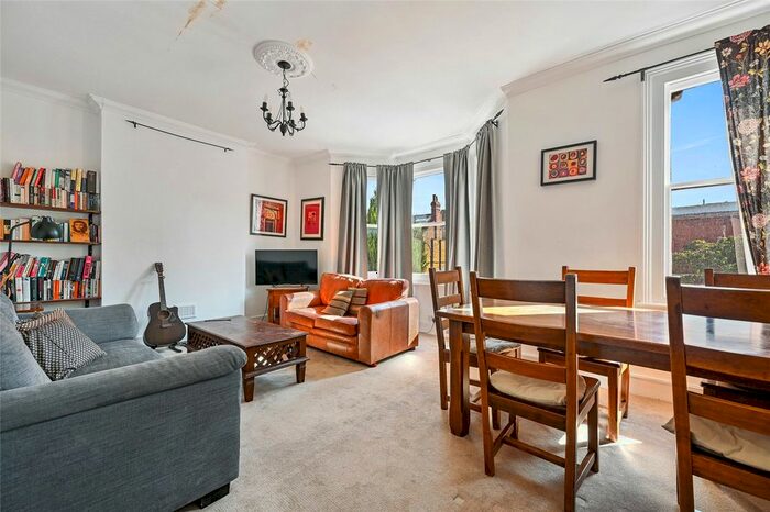 3 Bedroom Flat To Rent In Arminger Road, Shepherds Bush, London, W12