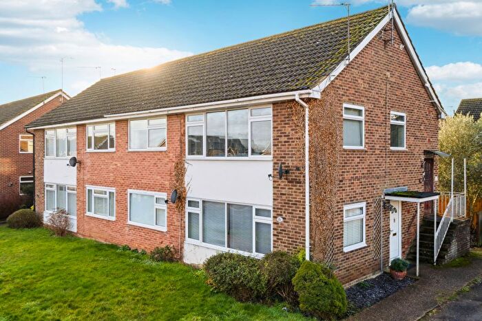 2 Bedroom Flat For Sale In Broom Hill, Cookham, SL6
