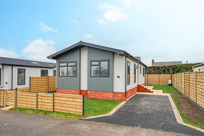 2 Bedroom Mobile/park Home For Sale In Castle Hill Road, Totternhoe, Dunstable, LU6