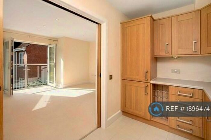 2 Bedroom Flat To Rent In Aliston House, Exmouth, EX8