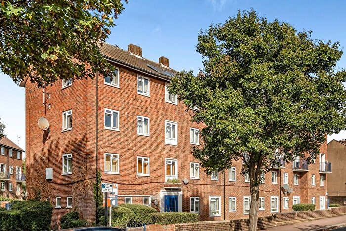 3 Bedroom Flat For Sale In Livingstone Court, Leyton, London, E10