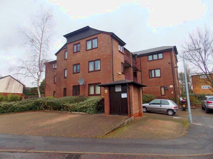 2 Bedroom Flat To Rent In Cedar Close, Buckhurst Hill, Essex IG9