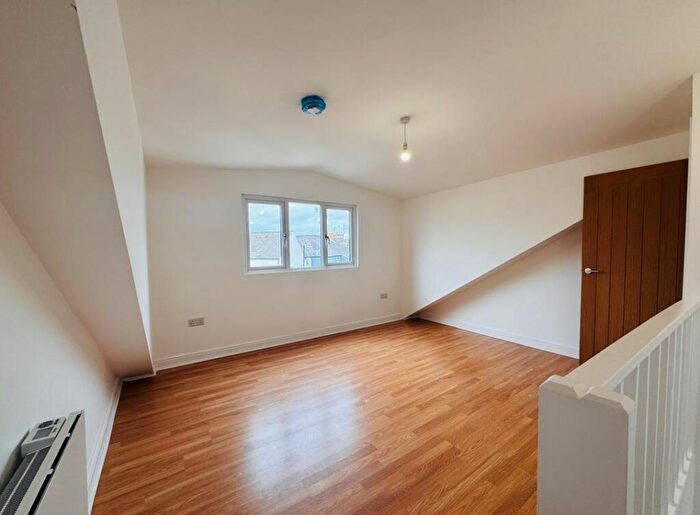 2 Bedroom Flat For Sale In First Floor Flat Broadway, Cardiff, CF24