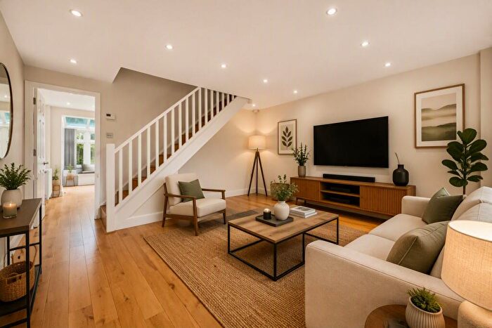 4 Bedroom Semi-Detached House For Sale In Ropemaker Road, Surrey Quays, SE16