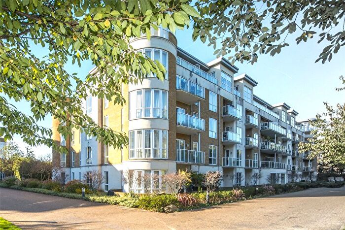 2 Bedroom Flat For Sale In Melliss Avenue, Kew, Surrey, TW9