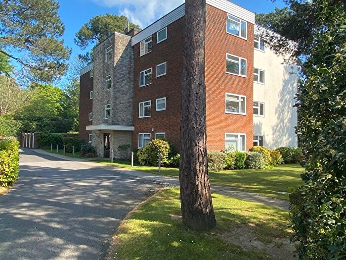 3 Bedroom Flat For Sale In Kingsland Court Ravine Road, Canford Cliffs, BH13