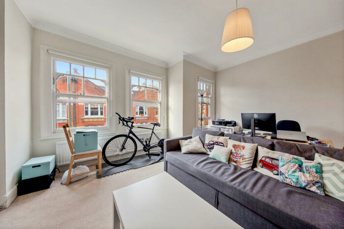 1 Bedroom Flat To Rent In Dinsmore Road, Clapham South, London, SW12