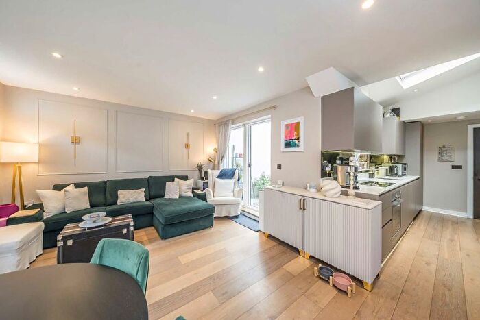 2 Bedroom Flat For Sale In Quinton Street, Earlsfield, SW18