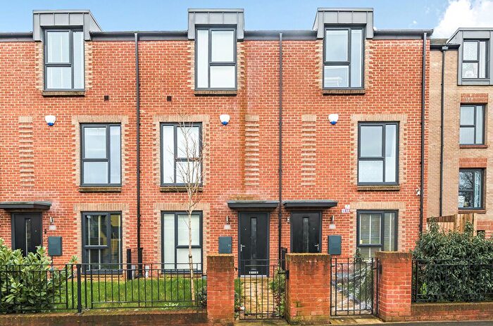 3 Bedroom Semi-Detached House For Sale In Oldham Road, Manchester, Greater Manchester, M40