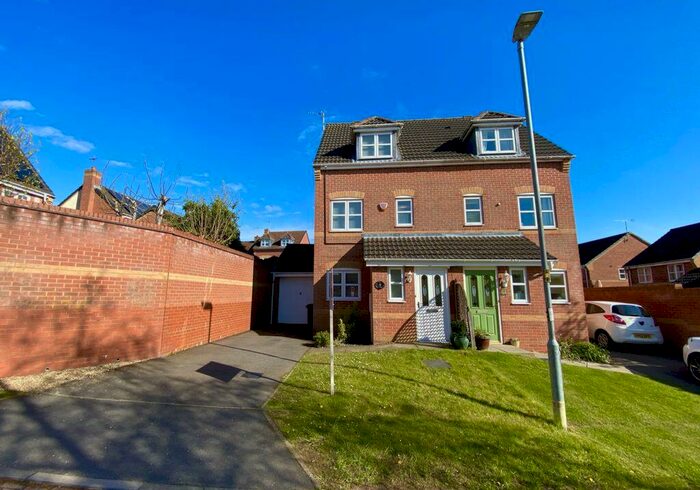 4 Bedroom Semi-Detached House To Rent In Celandine Close, Oadby, LE2