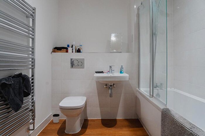 1 Bedroom Flat To Rent In Marketfield Way, Redhill, RH1