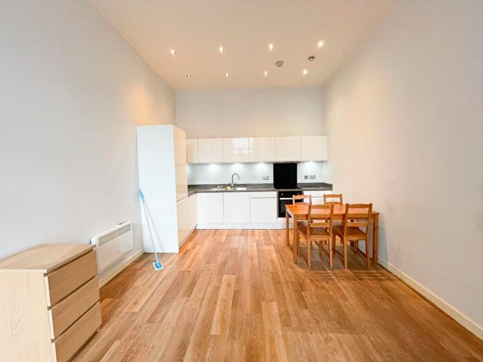 2 Bedroom Apartment To Rent In Tate House, - New York Road, Leeds, West Yorkshire, , Uk, LS2