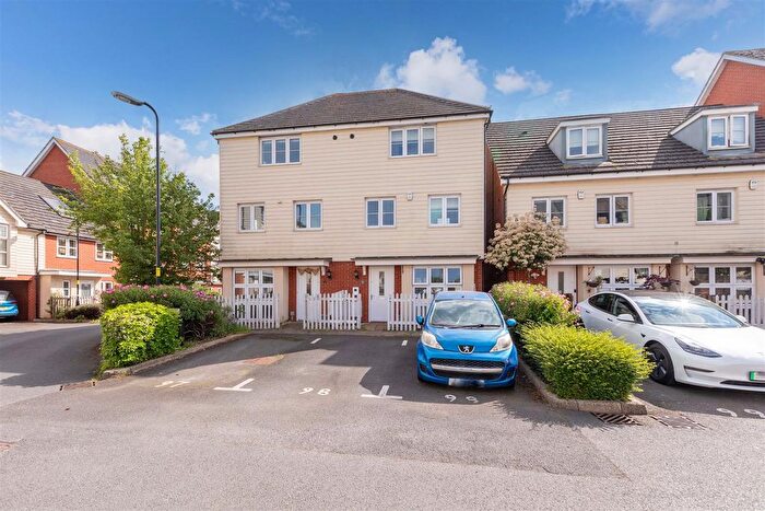 5 Bedroom Semi Detached House For Sale In Kenbury Drive, Cippenham, SL1