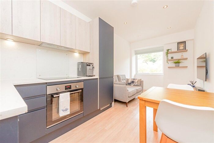 1 Bedroom Flat For Sale In Brighton Road, Redhill, Surrey, RH1