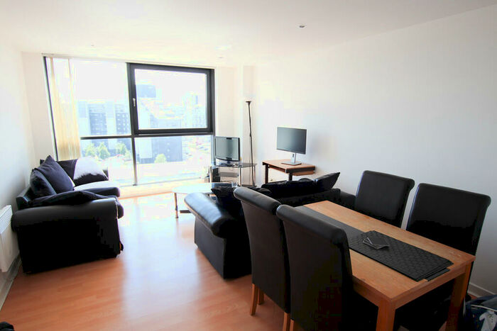 2 Bedroom Apartment To Rent In Stobcross Street, G3