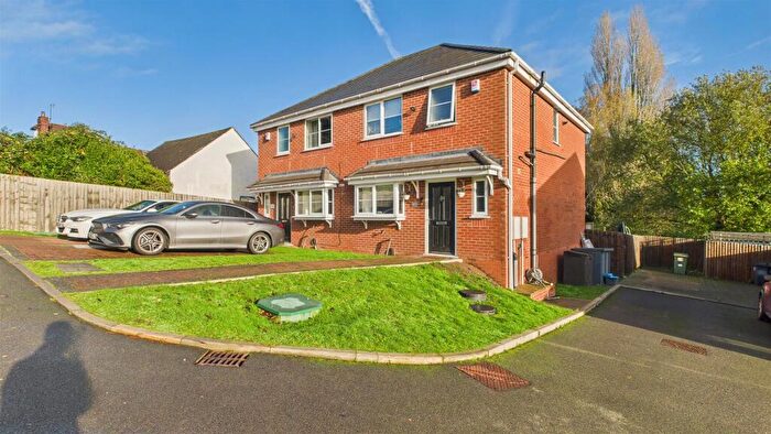 3 Bedroom Semi-Detached House To Rent In Stourbridge Road, Dudley, DY1