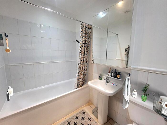 2 Bedroom Flat To Rent In Constantine Road, , Hampstead, NW3