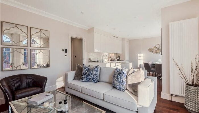 3 Bedroom Flat To Rent In Hamlet Gardens, London, W6