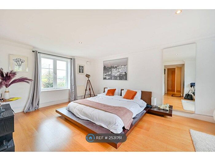 3 Bedroom Flat To Rent In London Road, Brentford, TW8