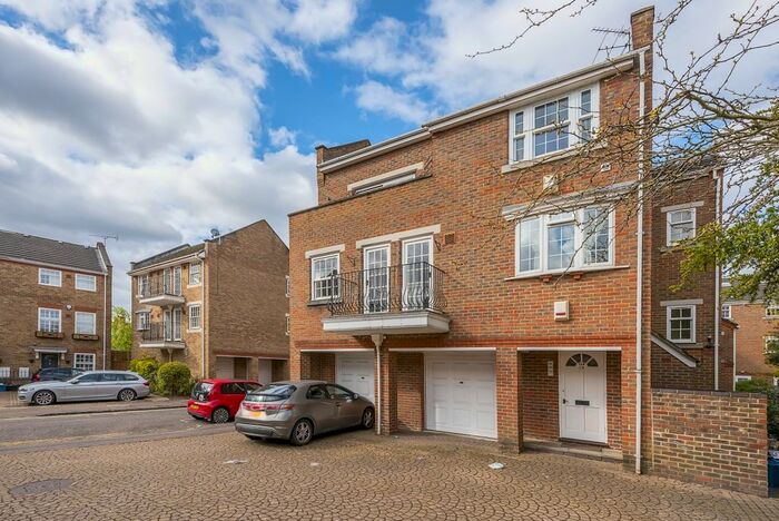 2 Bedroom Flat To Rent In Cedar Terrace, Richmond, TW9