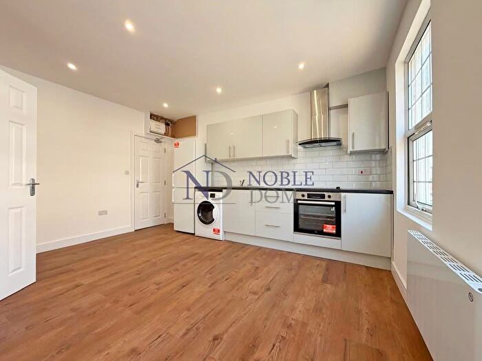Studio To Rent In Hanworth Road, Hounslow, TW3