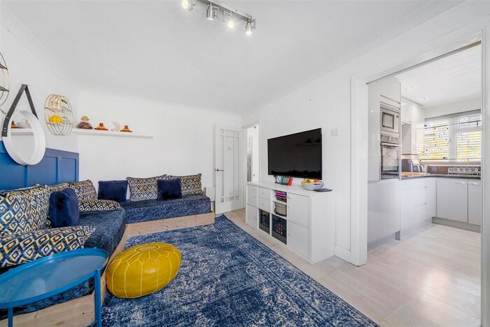 2 Bedroom Maisonette To Rent In Swallowdale, South Croydon, CR2