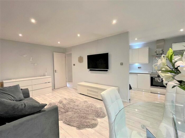 1 Bedroom Flat To Rent In Hayes Lane, Beckenham, BR3