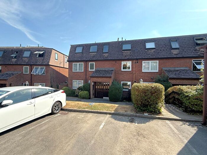 2 Bedroom Flat For Sale In Brookside, East Barnet, EN4