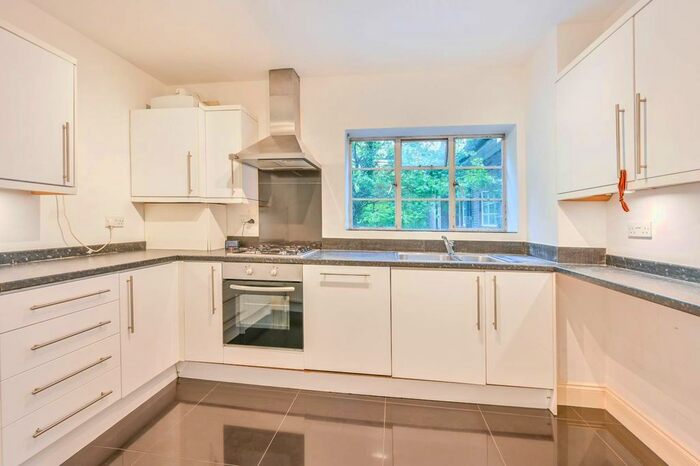3 Bedroom Flat To Rent In Brookland Rise, Hampstead Garden Suburb, London, NW11