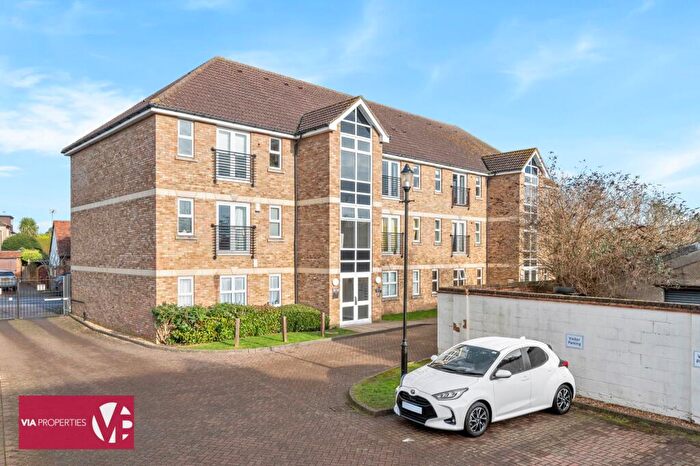 2 Bedroom Apartment For Sale In Park Lane, Broxbourne, EN10