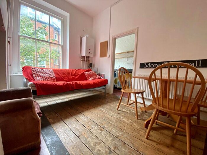 4 Bedroom Flat To Rent In Victoria Mansions, Holloway Road, Holloway, N7