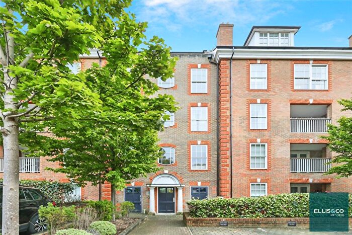 2 Bedroom Apartment For Sale In Ashridge Close, Finchley, N3