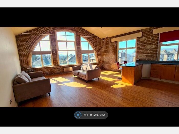 2 Bedroom Flat To Rent In Gladstone's Corner, Huddersfield, HD3